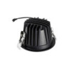 Vue de profil du NUMINOS L encastré downlight intérieur montrant ses ailettes de refroidissement en aluminium noir.